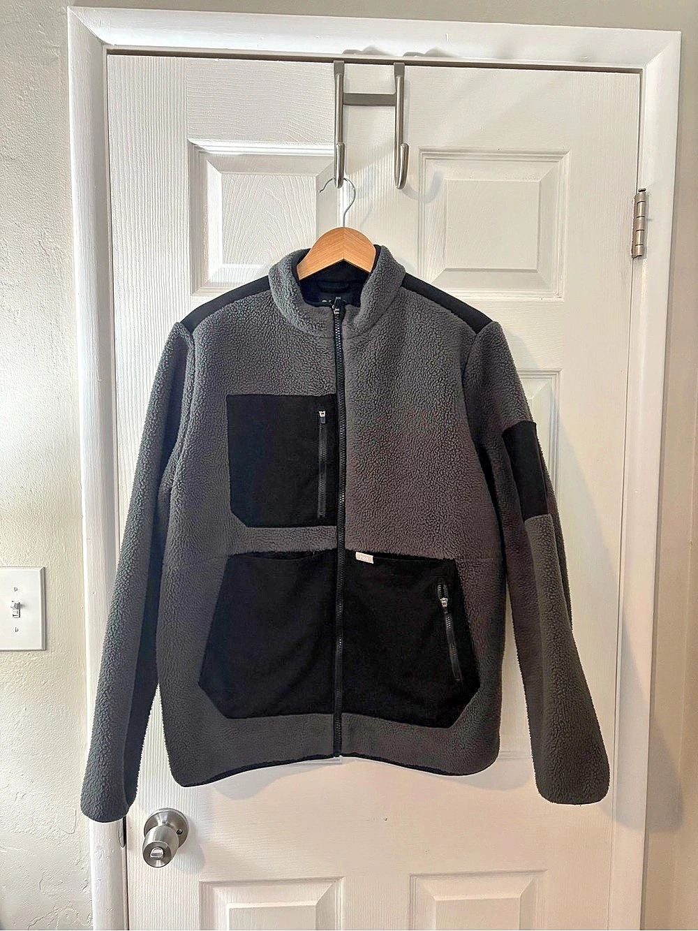 FIGS On-Shift Sherpa Women’s Jacket Gray & Black Fleece Size XL